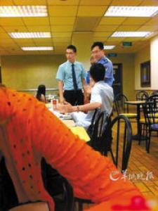 香港旅游业受冲击：酒店员工放无薪假 大堂经理洗碗